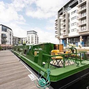 - Houseboats Botel